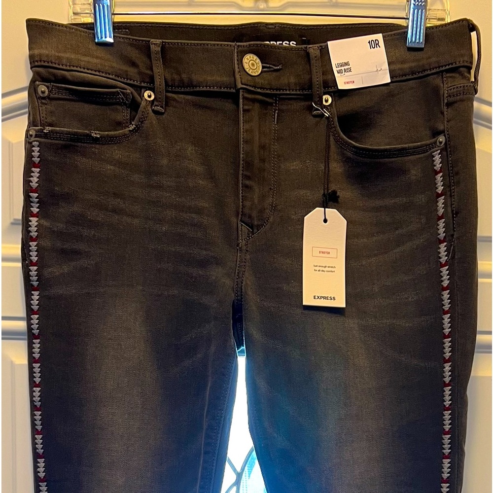 Express Stretch Mid Rise Legging in a slightly distressed washed black sz 10.